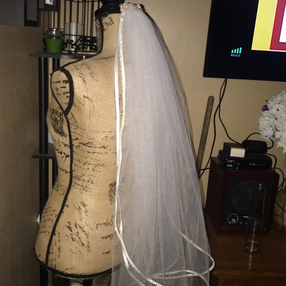 New elegant 2 T fingertip veil embellished edges